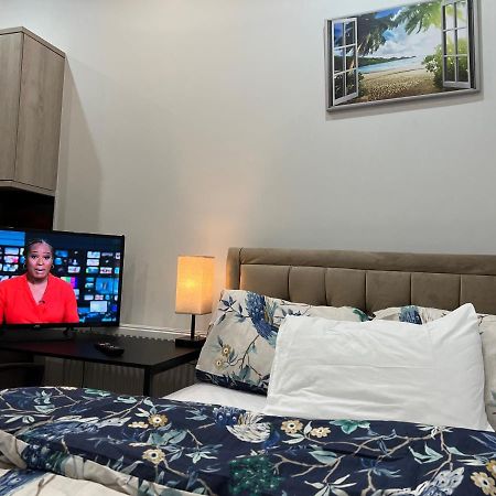 Mia Residence - Entire Studio Apartment - City View - London - Next To Ealing Broadway Station ภายนอก รูปภาพ