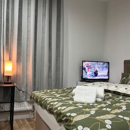 Mia Residence - Entire Studio Apartment - City View - London - Next To Ealing Broadway Station ภายนอก รูปภาพ