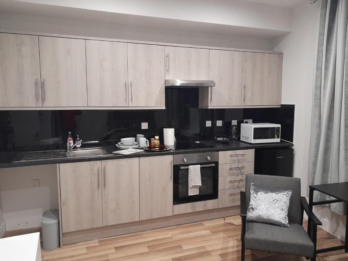 Mia Residence - Entire Studio Apartment - City View - London - Next To Ealing Broadway Station ภายนอก รูปภาพ