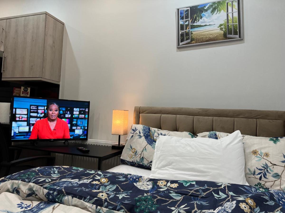 Mia Residence - Entire Studio Apartment - City View - London - Next To Ealing Broadway Station ภายนอก รูปภาพ