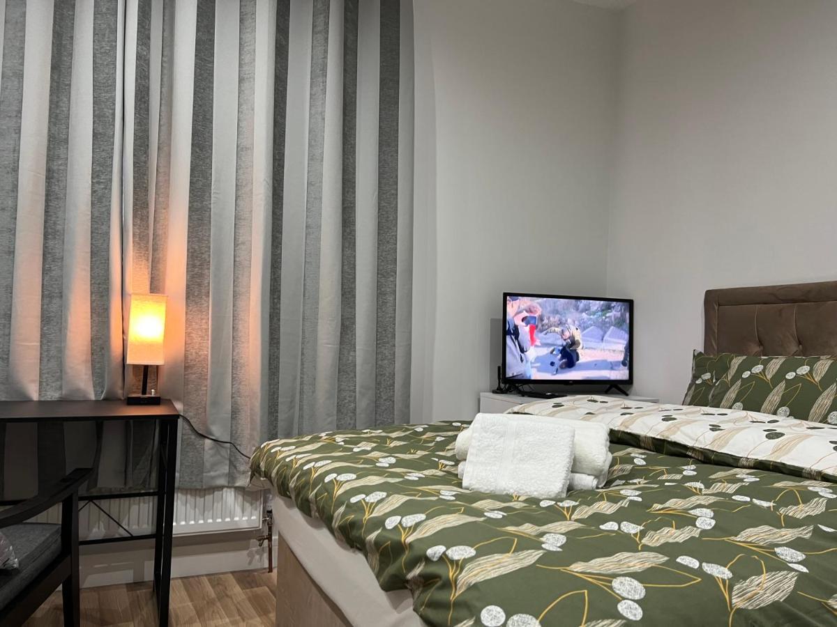 Mia Residence - Entire Studio Apartment - City View - London - Next To Ealing Broadway Station ภายนอก รูปภาพ