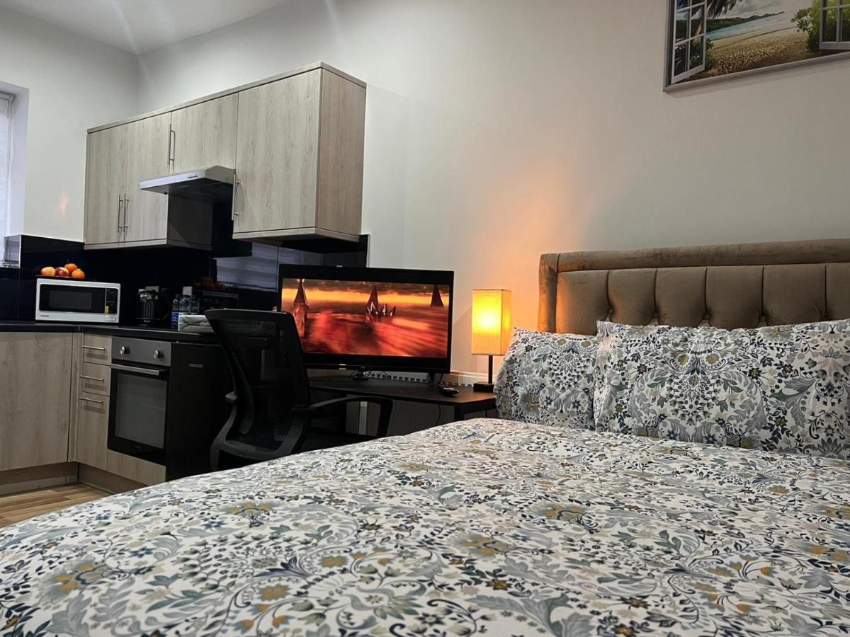 Mia Residence - Entire Studio Apartment - City View - London - Next To Ealing Broadway Station ภายนอก รูปภาพ