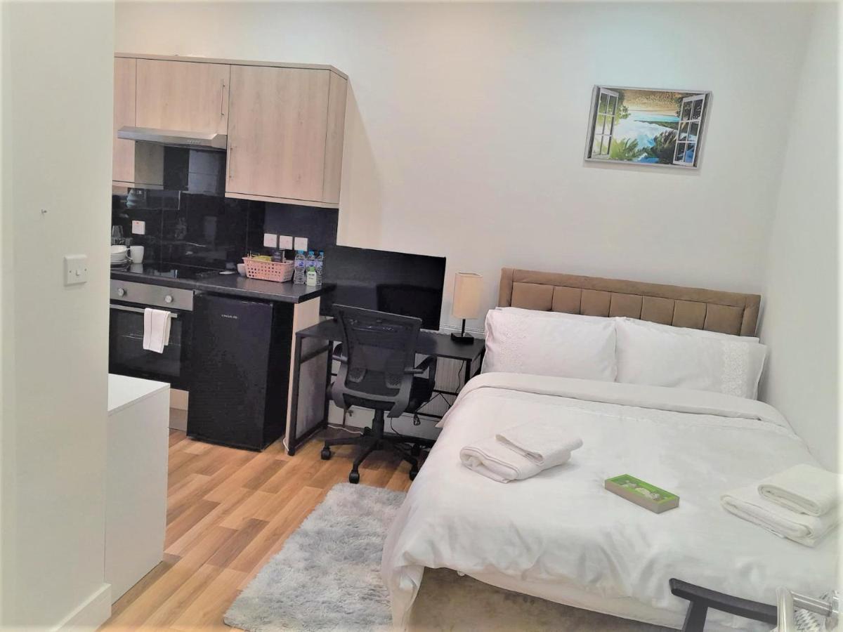 Mia Residence - Entire Studio Apartment - City View - London - Next To Ealing Broadway Station ภายนอก รูปภาพ