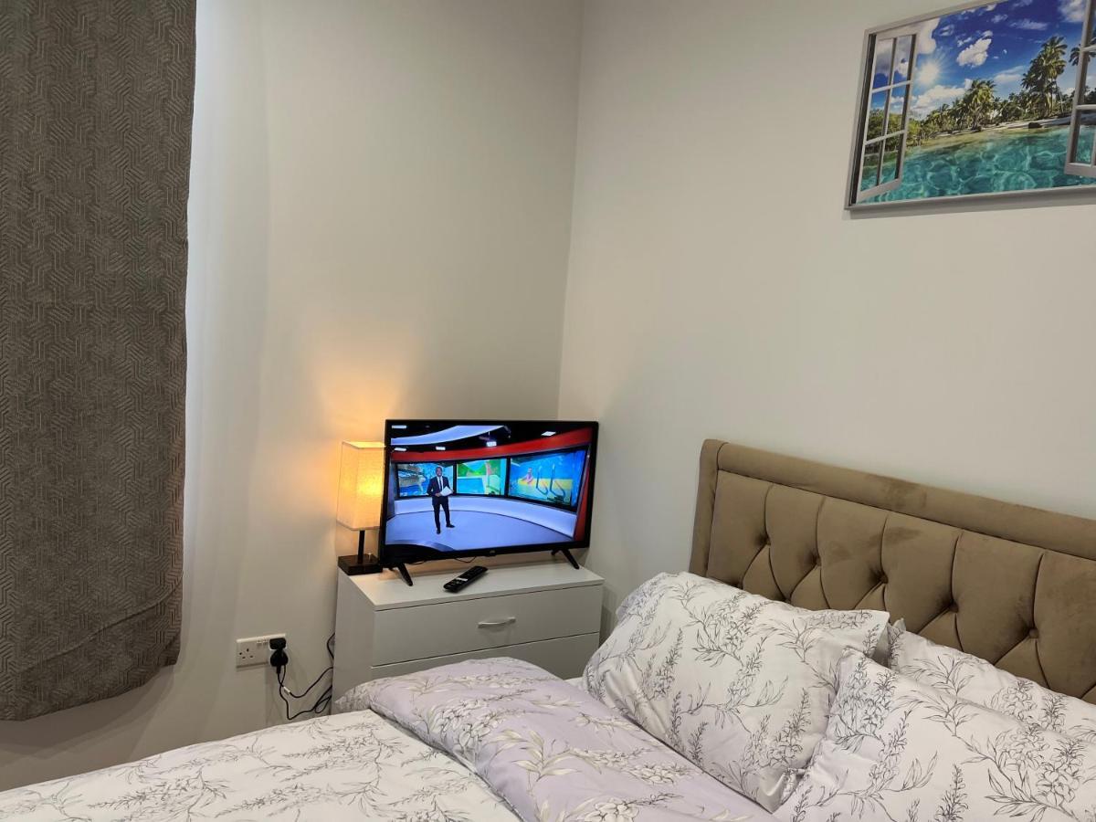 Mia Residence - Entire Studio Apartment - City View - London - Next To Ealing Broadway Station ภายนอก รูปภาพ