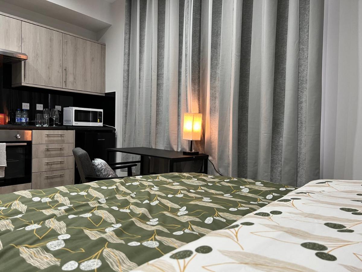Mia Residence - Entire Studio Apartment - City View - London - Next To Ealing Broadway Station ภายนอก รูปภาพ