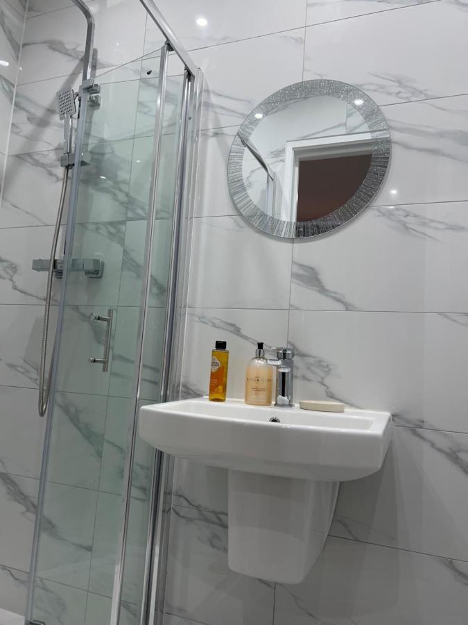 Mia Residence - Entire Studio Apartment - City View - London - Next To Ealing Broadway Station ภายนอก รูปภาพ
