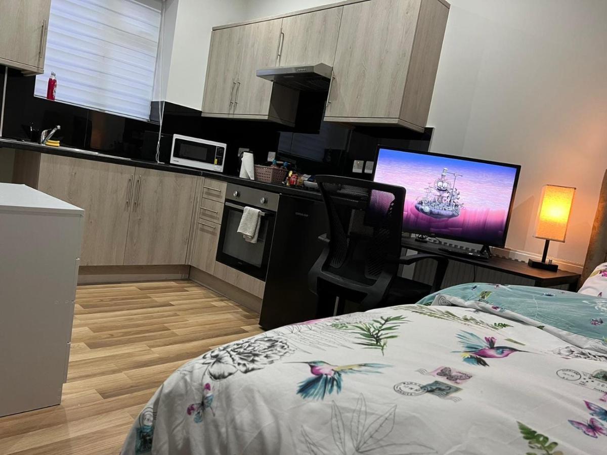 Mia Residence - Entire Studio Apartment - City View - London - Next To Ealing Broadway Station ภายนอก รูปภาพ