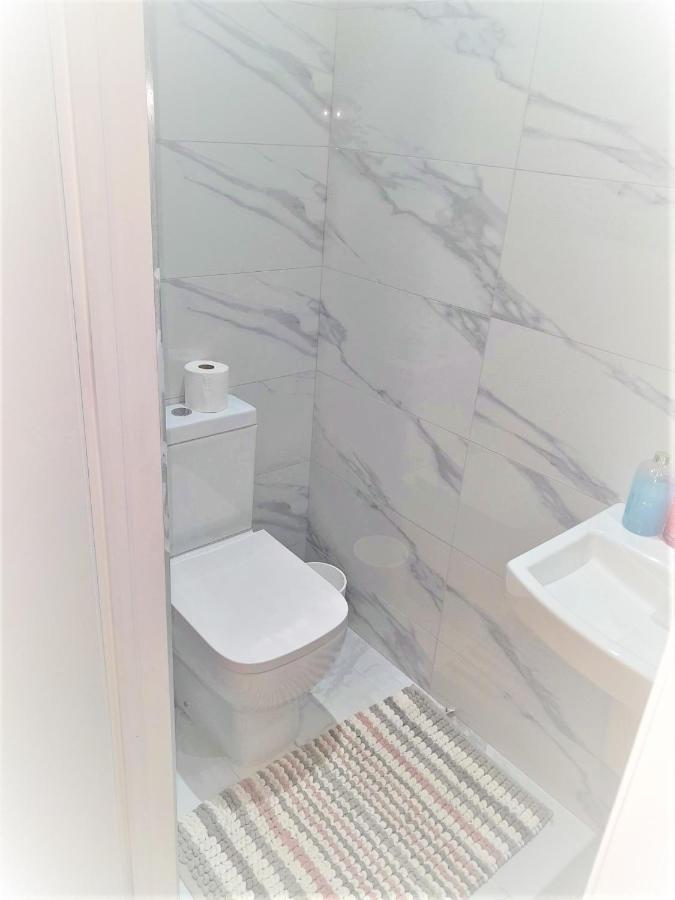 Mia Residence - Entire Studio Apartment - City View - London - Next To Ealing Broadway Station ภายนอก รูปภาพ
