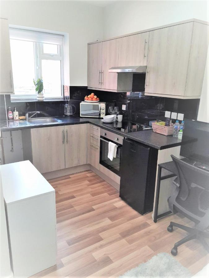 Mia Residence - Entire Studio Apartment - City View - London - Next To Ealing Broadway Station ภายนอก รูปภาพ