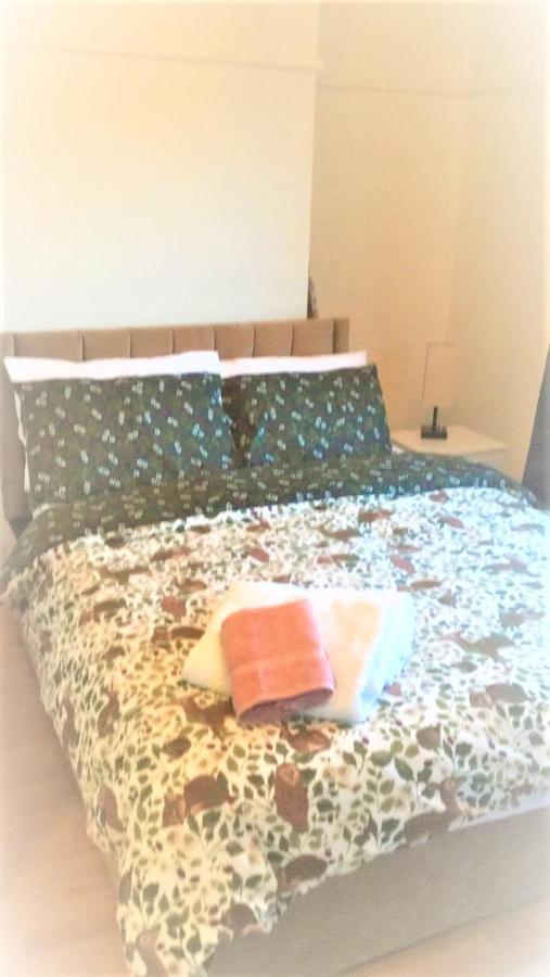 Mia Residence - Entire Studio Apartment - City View - London - Next To Ealing Broadway Station ภายนอก รูปภาพ
