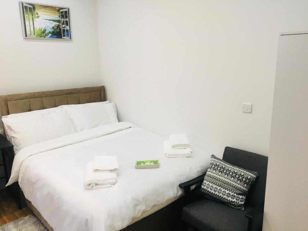 Mia Residence - Entire Studio Apartment - City View - London - Next To Ealing Broadway Station ภายนอก รูปภาพ