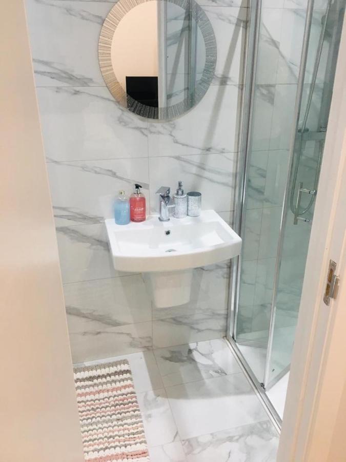 Mia Residence - Entire Studio Apartment - City View - London - Next To Ealing Broadway Station ภายนอก รูปภาพ