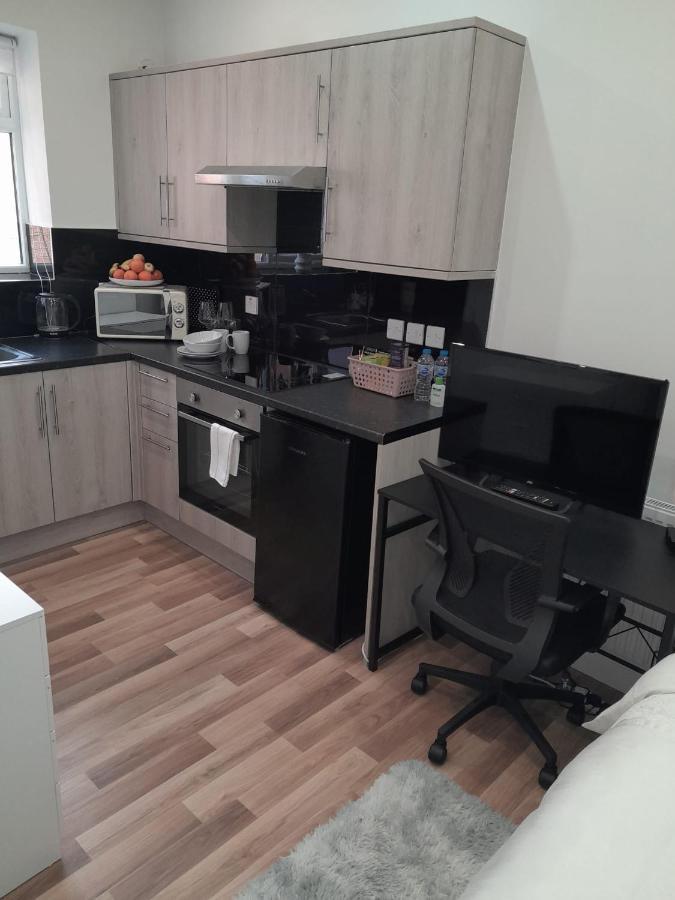 Mia Residence - Entire Studio Apartment - City View - London - Next To Ealing Broadway Station ภายนอก รูปภาพ