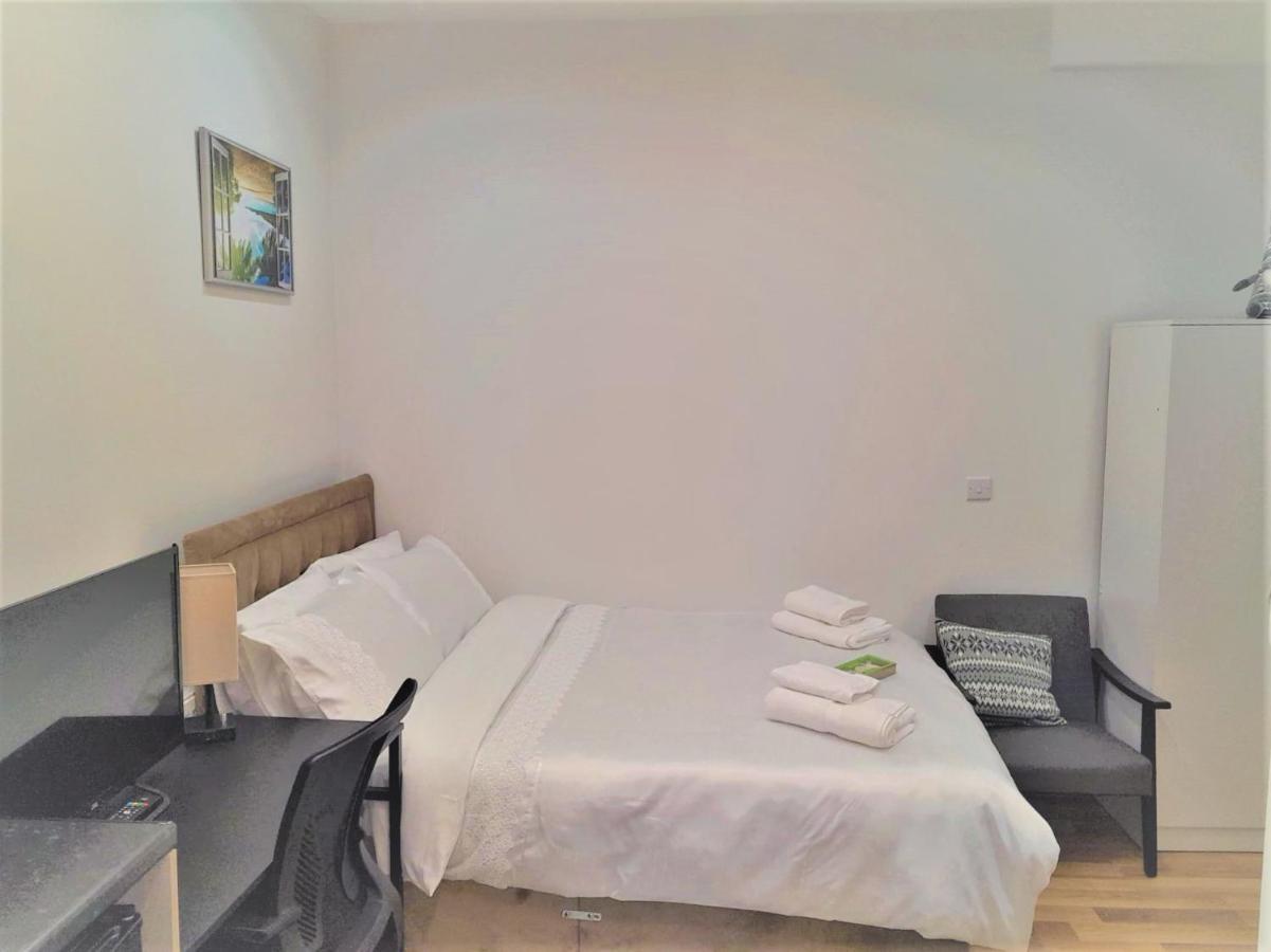 Mia Residence - Entire Studio Apartment - City View - London - Next To Ealing Broadway Station ภายนอก รูปภาพ