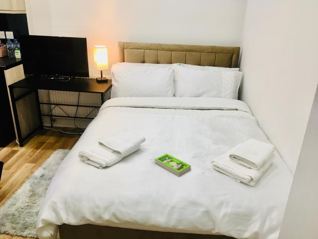 Mia Residence - Entire Studio Apartment - City View - London - Next To Ealing Broadway Station ภายนอก รูปภาพ